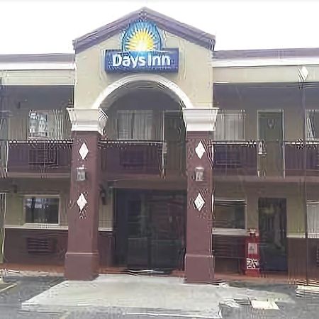 Days Inn By Wyndham Hot Springs Exterior photo